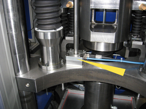 Pneumatic rod clamping for hydraulic presses
